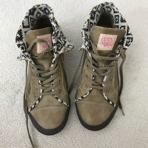 Ankle height shoes size 10